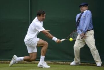 El tenista croata Ivan Dodig intenta salvar una pelota durante su partido ante el checo Tomas Berdych pero el juez de línea no lo debió de ver claro y tomó sus propias precauciones.