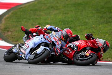 Tras adelantarse el uno al otro, Bagnaia le cogió el interior de la curva a Márquez y el piloto español cerró su trazado y chocó con el italiano.