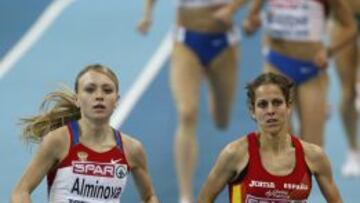 Anna Alminova (derecha) en la recta final con Natalia Rodriguez en la final de los 1.500 metros de Tur&iacute;n 2009