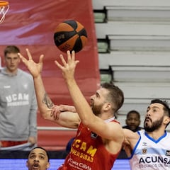 Un UCAM coral casi sentencia en la primera parte ante el colista