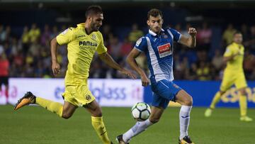 GRA422. VILLARREAL (CASTELLÓN), 21/09/2017.- El centrocampista brasileño del Espanyol Leo Baptistao (d) pelea un balón con el defensa del Villarreal Víctor Ruiz en partido de la sexta jornada de liga en Primera División que se disputa esta tarde en el estadio del Madrigal. EFE/Domenech Castelló