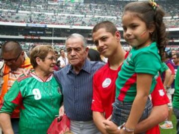 Javier Hernández 'Chicharito' con su abuelo Tomás Balcázar. 