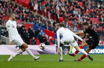 El jugador de Croacia Andrej Kramaric marca el 0-1.