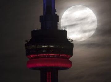 La superluna detrás de la torre CN de Toronto, Canadá. 