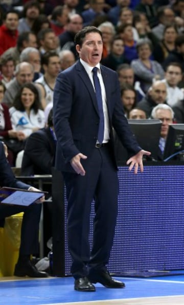 El entrenador del FC Barcelona, Xavi Pascual, durante el partido frente al Real Madrid del Top-16 de la Euroliga.