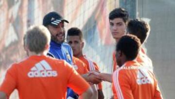 Nuno charla con los canteranos en el entrenamiento