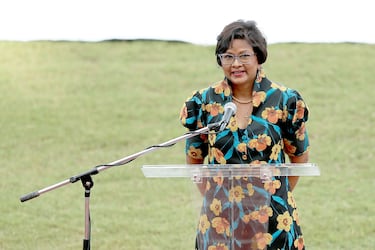 Forma de gobierno: República parlamentaria democrática unitaria | Kangaloo, del Partido Movimiento Nacional del Pueblo de ideología centroizquierda, es una abogada que ejerce como presidenta desde marzo de 2023. Es la primera mujer en ese cargo en la historia del país. Su primera ministra también es una mujer, Kamla Persad-Bissessar. 