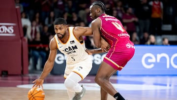LLEIDA, 22/11/2025.- El base de UCAM Murcia David Dejulius (i) controla el balón ante el escolta de Hiopos Lleida, Caleb Agada, durante el encuentro correspondiente a la fase regular de la Liga Endesa que disputan hoy en el pabellón Barris Nord de Lleida. EFE/Alex López
