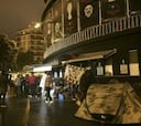 Colas bajo la lluvia en Mestalla para ir a la 'final' de Almería