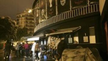 Decenas de aficionados acamparon en las taquillas de Mestalla en un noche de lluvia en Valencia. 