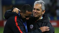 Futbol, Argentina vs Chile  Copa America 2019  El entrenador de la seleccion chilena Reinaldo Rueda es fotografiado junto a Jean Beausejour tras el partido de de definicion del tercer lugar de la Copa America contra Argentina disputado en el estadio Arena de Corinthians de San Pablo, Brasil.  06/07/2019  Andres Pina/Photosport   Football, Argentina vs Chile  Copa America Championship 2019  Chile's manager Reinaldo Rueda is pictured with Jean Beausejour after the Copa America definition of the third place match against Argentina held at the Arena do Corinthians stadium in Sao Paulo, Brazil.  06/07/2019  Andres Pina/Photosport