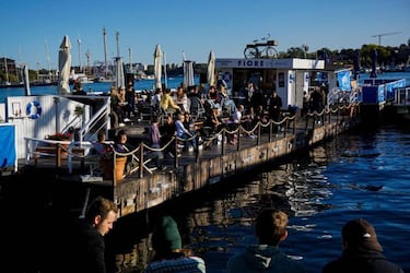 How many coronavirus cases are there in Sweden without lockdown?