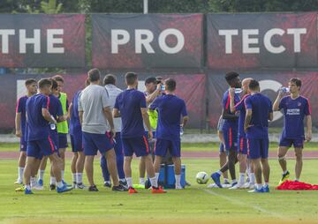 El Atleti entrena al calor y la humedad en Singapur