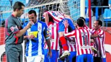 <b>CELEBRACIÓN. </b>Los jugadores del Atlético festejan el tercer gol del equipo rojiblanco. Los futbolistas se apiñaron sobre Agüero, que hizo su segundo gol.