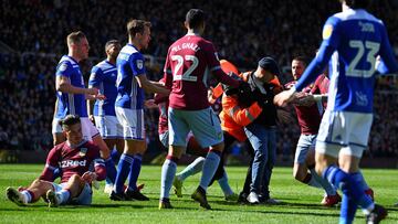 Grealish, jugador del Aston Villa, agredido por un seguidor del Birmingham en el duelo que enfrentaba a ambos equipos.