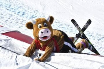 Un esquador disfrazado de vaca espera el inicio de la carrera de eslalon femenina en St. Moritz.