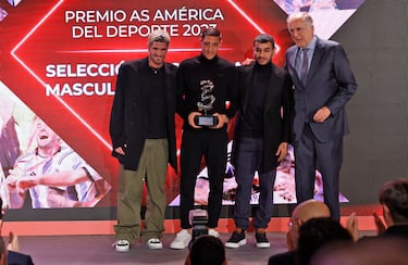Premio a la selección de Argentina por la conquista del Mundial de Qatar 2022. En la imagen los jugadores argentinos del Atlético de Madrid y mundialistas, Rodrigo de Paul, Nahuel Molina y Ángel Correa con el trofeo que recibieron de manos de Juanjo Martínez, director de comunicación de Hyundai​​ España.