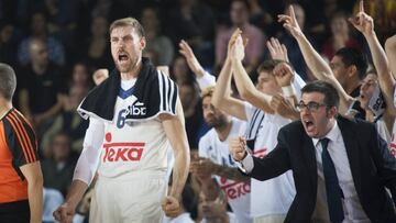 Nocioni y Paco Redondo celebran una canasta.