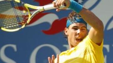 <b>MUY FINO. </b>Rafa Nadal devuelve de revés una bola durante su debut en la central de Flushing Meadows.