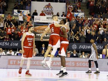 Los jugadores del Baxi Manresa celebran una canasta.