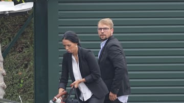 El nieto de María Teresa Campos, José María Almoguera y su pareja, Paola Olmedo a su llegada al tanatorio.