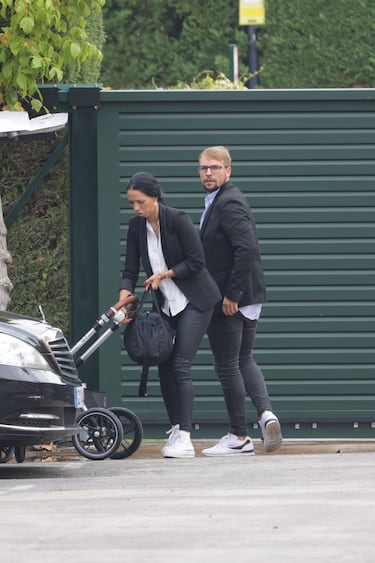El nieto de María Teresa Campos, José María Almoguera y su pareja, Paola Olmedo a su llegada al tanatorio.
