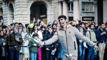 Carlos Alcaraz participa en un evento promocional en Turin.