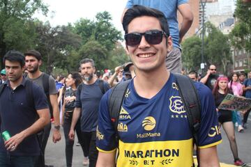 Hinchas de distintos clubes llegaron hasta Plaza Italia para ser parte de la manifestación más masiva. Hasta los archirrivales se tomaron fotografías juntos.