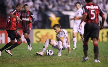 Neymar en el Santos era la estrella absoluta. Era el referente del equipo que ganó la Copa Libertadores en 2011. Ese año, el 29 de octubre, anotó 4 goles en el partido contra Atlético Paranaense.