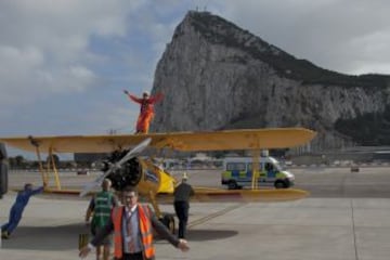 El acróbata británico Tom Lackey de 94 años sobrevoló el Peñón de Gibraltar atado a este avión.