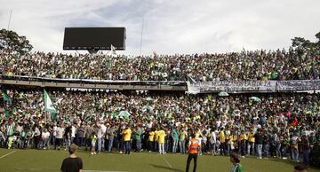 El vallecaucano recibió un homenaje de la afición que llenó la tribuna sur del estadio de Medellín.