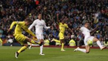 Danilo busca cortar un centro de Denis Suárez.