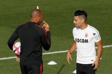 El delantero colombiano Radamel Falcao regresó a Mónaco y realizó su primer entrenamiento con el equipo, bajo el mando del nuevo técnico Thierry Henry.