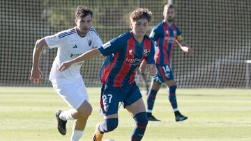 Manu Rico desborda a Nacho Castillo.