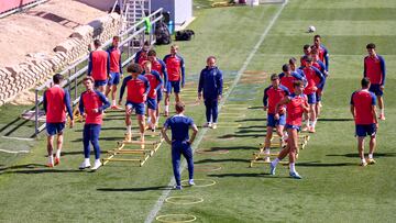 Los jugadores del Atlético, en la sesión de entrenamiento en Majadahonda.
