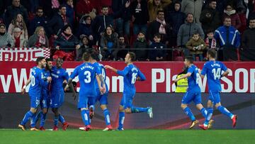 Getafe's forward Angel Luis Rodriguez (2L) celebrates a goal with teammates during the Spanish league football match between Sevilla FC and Getafe CF at the Ramon Sanchez Pizjuan stadium in Sevilla on January 28, 2018. / AFP PHOTO / JORGE GUERRERO
