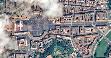 Es el corazón del Vaticano y una de las obras cumbres del barroco mundial. Es el lugar donde miles de personas se reúnen para ver al Papa y donde la arquitectura se utiliza para dar un mensaje de bienvenida. Bernini la diseñó a mediados del siglo XVII con una forma elíptica muy específica. Si la miras desde arriba, las dos enormes filas de columnas (columnatas) parecen dos brazos abiertos que salen de la Basílica de San Pedro para rodear y acoger a los fieles.