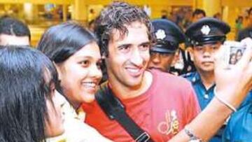 <b>EL MÁS PERSEGUIDO. </b>Raúl no paró de fotografiarse y firmar autógrafos a su llegada al aeropuerto de Changi, en Singapur.