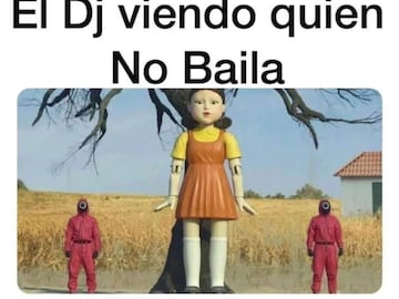 La mu?eca de 'El juego de el calamar' fue protagonista de la mayor¨ªa de memes. Este personaje de la serie disparaba un l¨¢ser a trav¨¦s de sus ojos si alguien se mov¨ªa y de ah¨ª este meme del DJ.