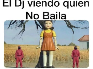 La muñeca de 'El juego de el calamar' fue protagonista de la mayoría de memes. Este personaje de la serie disparaba un láser a través de sus ojos si alguien se movía y de ahí este meme del DJ.