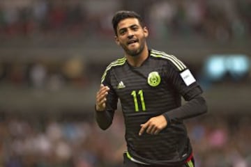 El delantero de la Real Sociedad celebra el tercer gol de México.