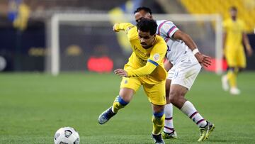 Riyadh (Saudi Arabia), 28/02/2021.- Al-Nassr&#039;s player Abdulfattah Asiri (front) in action against Abha&#039;s Sari Amro (back) during the Saudi Professional League soccer match between Al-Nassr and Abha at King Saud University Stadium, in Riyadh, Sau