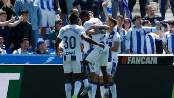 LEGANÉS (C. DE MADRID), 11/05/2025.- El centrocampista guineano del Leganés Seydouba Cisse (c) celebra con sus compañeros el gol marcado al RCD Espanyol durante el partido de la jornada 35 de LaLiga disputado este domingo en el estadio de Butarque. EFE/ J.J. Guillén