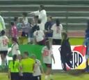Futbolista se niega a ser expulsada y provoca trifulca en el futbol femenino