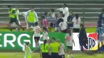 Futbolista se niega a ser expulsada y provoca trifulca en el futbol femenino