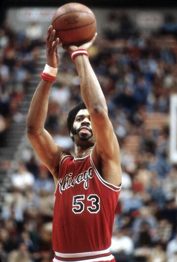 The A-Train, un grandísimo pívot que jugó 17 años entre ABA y NBA. En la primera competición fue campeón en 1975, MVP de la fase regular y de los playoffs. Y cinco veces all star. En 1976, después de cinco temporadas, saltó a la NBA para jugar en Chicago Bulls cuando la ABA desapareció y el pasó por un draft de dispersión del que le eligieron los Bulls con el número 1. También jugó en Spurs y Celtics y fue seis veces all star. En 1988 decidió, con 39 años, jugar una temporada en el Arimo Bolonia. Promedió, el que tuvo retuvo, más de 12 puntos y 11 rebotes por partido, y participó en el All Star europeo.