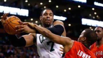 Jared Sullinger en dura pugna con Kyle Lowry.
