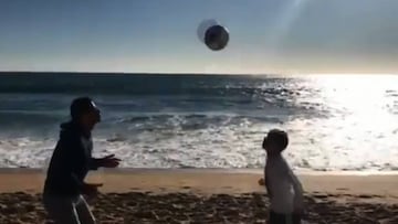 ?lvarez mostr車 los jueguitos con su hijo en la playa