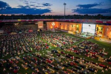 El aforo, de 6.000 sofás, ya está completo para todo el Mundial. Antes de cada saque inicial, hay música en directo, así que la diversión está garantizada de forma ininterrumpida en el estadio Alte Foersterei en Berlín.