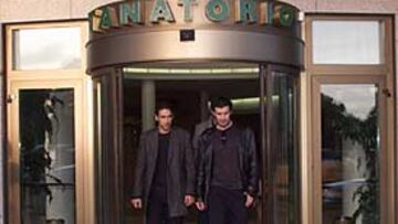 <b>MUCHOS VISITANTES.</B> Decenas de personajes ilustres del mundo del fútbol se acercaron al tanatorio para dar el pésame a Vicente del Bosque y su familia. En la imagen, Raúl y Figo saliendo del edificio.